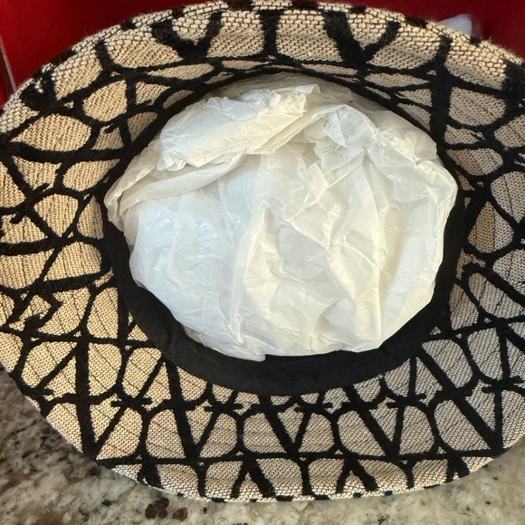 Valentino Garavani Black and Cream Patterned Bucket Hat - Picture 11 of 13
